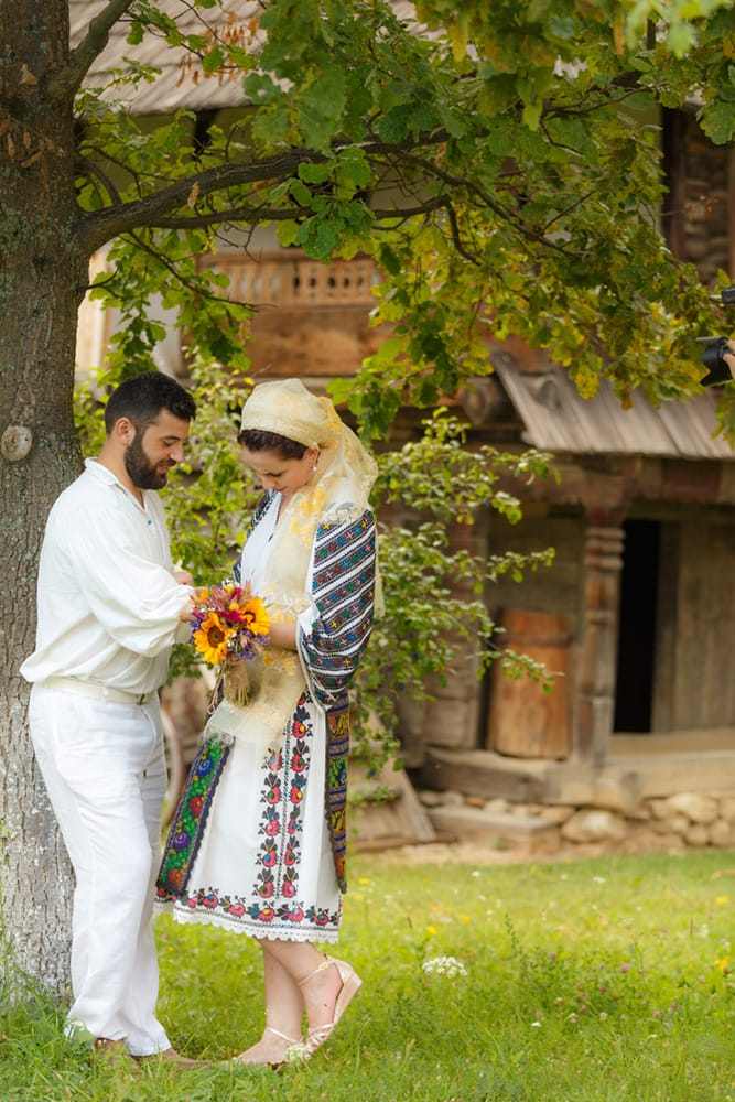 Cununie civilă în costum național